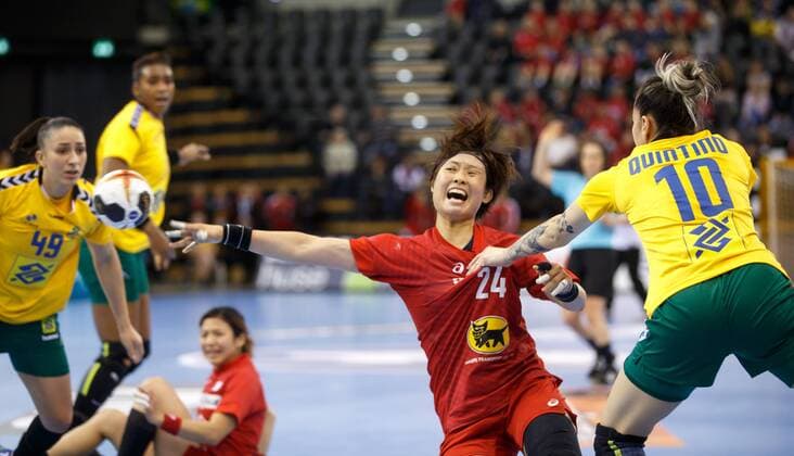 Oldenburg Niedersachsen DEU 02 12 2017 Nozomi Hara Center Japan Club Mie Violet Iris Jessica Ribeiro right Brazil Club HC Odense Brazil vs Japan Handball Womens World Cup Germany 2017 Preliminary Group C Brazil vs Japan Handball World Cup Womens Germany