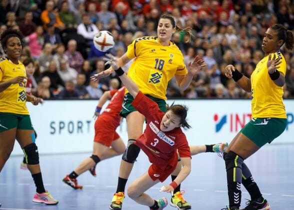 Oldenburg Niedersachsen DEU 02 12 2017 Kaho Sunami Center Japan Club Sony Semiconductor Manufacturing Dayane da Rocha left Brazil Club Unip Sao Bernardo Eduarda Taleska Mid Brazil Club Gyor and Tamires Arajo right Brazil Club Larvik HK Brazil vs Japan Handball Women World Cup Germany 2017 Preliminary Group C Brazil vs Japan Handball World Cup Womens Germany