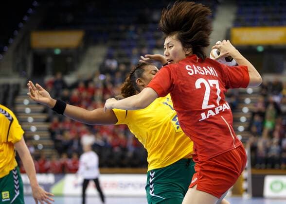 Oldenburg Niedersachsen DEU 02 12 2017 Haruno Sasaki right Japan Club Hokkoku Bank and Tamires Arajo left Brazil Club Larvik HK Brazil vs Japan Handball World Cup Women Germany 2017 Preliminary Group C Brazil vs Japan Handball World Cup Women Germany