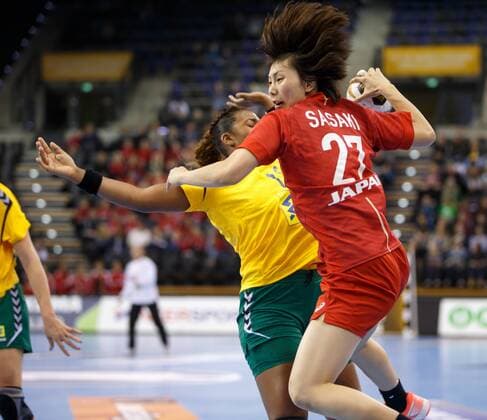 Oldenburg Niedersachsen DEU 02 12 2017 Haruno Sasaki right Japan Club Hokkoku Bank and Tamires Arajo left Brazil Club Larvik HK Brazil vs Japan Handball World Cup Women Germany 2017 Preliminary Group C Brazil vs Japan Handball World Cup Women Germany