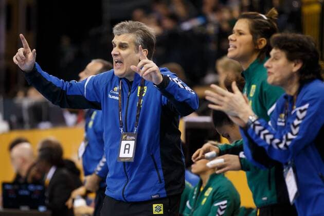 Oldenburg Niedersachsen DEU 02 12 2017 Coach Jorge Duenas de Galarza left Brazil gestures on the sidelines Brazil vs Japan Handball Womens World Cup Germany 2017 Preliminary Group C Brazil vs Japan Handball World Cup Womens Germany
