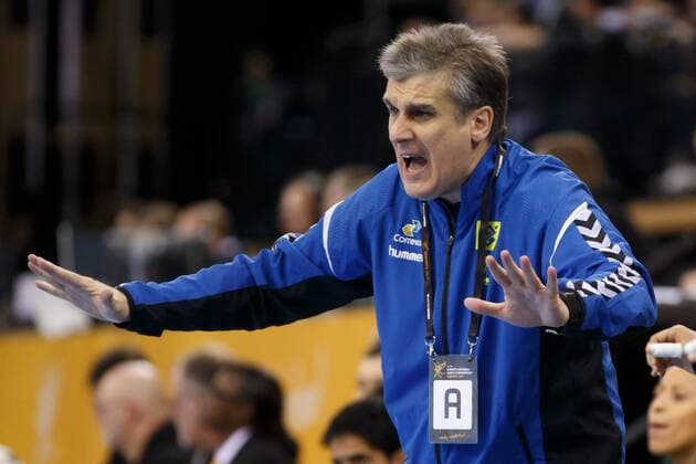 Oldenburg Niedersachsen DEU 02 12 2017 Coach Jorge Duenas de Galarza left Brazil gestures on the sidelines Brazil vs Japan Handball Womens World Cup Germany 2017 Preliminary Group C Brazil vs Japan Handball World Cup Womens Germany