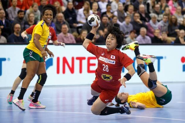 Oldenburg Niedersachsen DEU 02 12 2017 Shiori Nagata middle Japan Club Omron Eduarda Taleska right Brazil Club Gyor Brazil vs Japan Handball World Cup Women Germany 2017 Preliminary Group C Brazil vs Japan Handball World Cup Women Germany