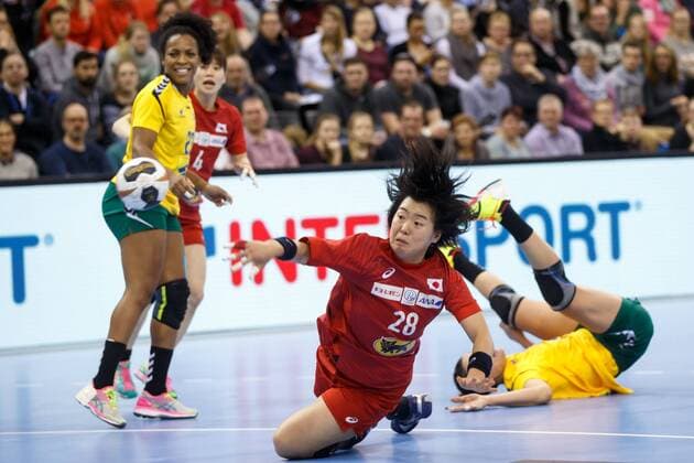 Oldenburg Niedersachsen DEU 02 12 2017 Shiori Nagata middle Japan Club Omron Eduarda Taleska right Brazil Club Gyor Brazil vs Japan Handball World Cup Women Germany 2017 Preliminary Group C Brazil vs Japan Handball World Cup Women Germany