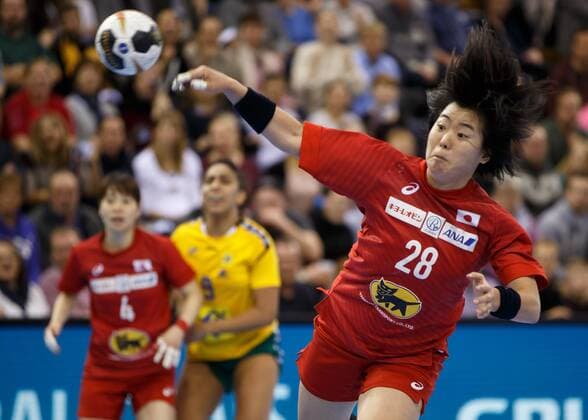 Oldenburg Niedersachsen DEU 02 12 2017 Shiori Nagata right Japan Club Omron Brazil vs Japan Handball World Cup Women Germany 2017 Preliminary Group C Brazil vs Japan Handball World Cup Women Germany