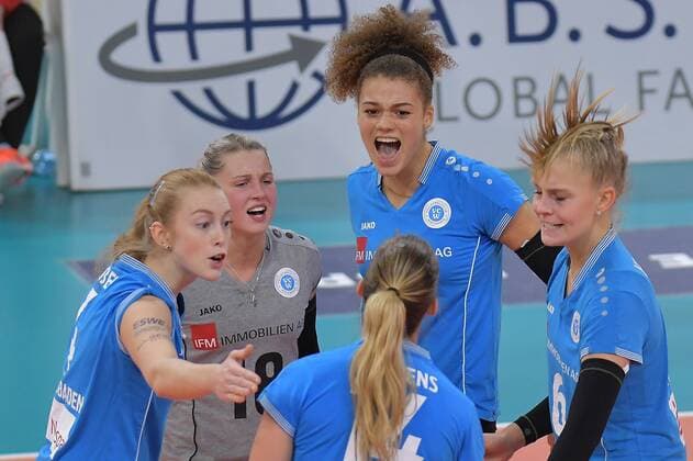 02 12 2017 xtkx Volleyball Women VC Wiesbaden Allianz MTV Stuttgart emspor vl Tanja Grosser VCW Lisa Stock VCW Kimberly Drewnick VCW Selma Hetmann VCW Wiesbaden