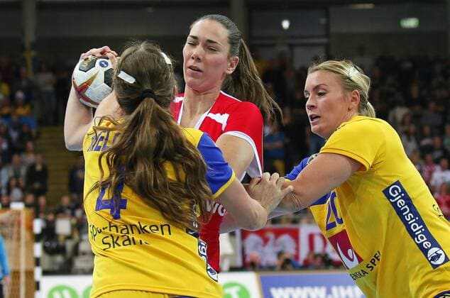 02 12 2017 Germany Bietigheim Handball Womens World Cup Internationals Sweden vs Poland v Olivia Mellegard SWE Monika Kobylinska POL Isabelle Gullden SWE