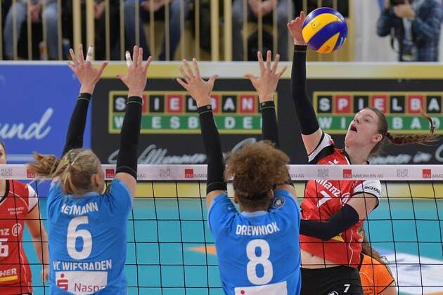 02 12 2017 xtkx Volleyball Women VC Wiesbaden Allianz MTV Stuttgart emspor v Selma Hetmann VCW Kimberly Drewnick VCW Renate Sandor Stuttgart Wiesbaden