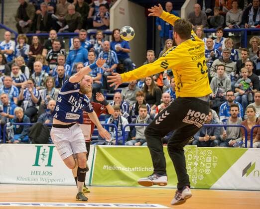 Jan Artmann 17 Bergischer HC in the throw against Dennis Klockmann 32 TW VfL Lübeck Schwartau Bergischer HC vs VfL Lübeck Schwartau Handball 2 Bundesliga 02 12 17 Solingen NRW Germany Klingenhalle Copyright: xcdnx