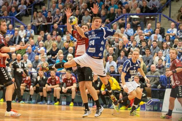 Linus Arnesson 24 Bergischer HC at throw behind Toni Podpolinski 8 VfL Lübeck Schwartau Bergischer HC vs VfL Lübeck Schwartau Handball 2 Bundesliga 02 12 17 Solingen NRW Germany Klingenhalle Copyright: xcdnx