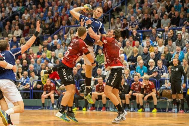 Fynn Ranke 15 VfL Lübeck Schwartau and Toni Podpolinski 8 VfL Lübeck Schwartau stop Fabian Gutbrod 22 Bergischer HC at the throw Bergischer HC vs VfL Lübeck Schwartau Handball 2 Bundesliga 02 12 17 Solingen NRW Germany Klingenhalle Copyright: xcdnx