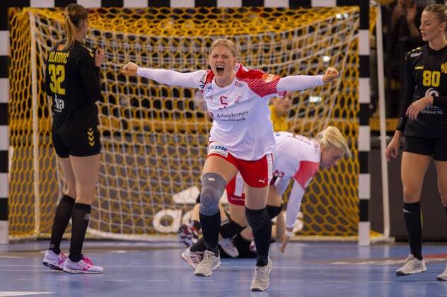 Sarah Iversen Denmark Denmark 5 with goal cheering Cheers about the goal goal celebration Handball Women World Cup Denmark Montenegro xobx