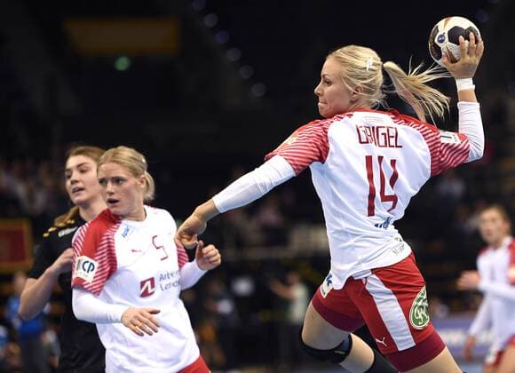 Handball, WM Damen, Dänemark - Montenegro Lotte Grigel hamrer bolden i mal, lÃ¸rdag aften i VM gruppekampen mod Montenegro i Oldenburg i Tyskland. Polfoto_73112529  Copyright: POULSENxLARS