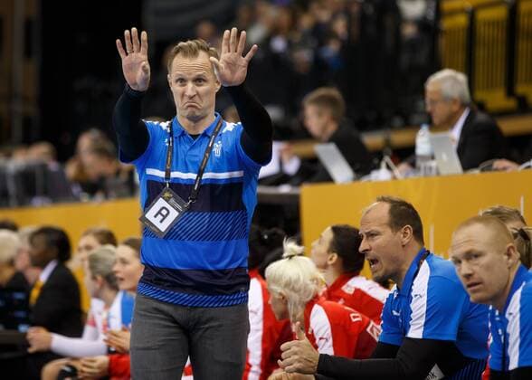 Oldenburg Niedersachsen DEU 02 12 2017 Coach Klavs Bruun Jorgensen right Denmark gestures Denmark vs Montenegro Handball Womens World Cup Germany 2017 Preliminary Group C Denmark vs Montenegro Handball World Cup of Women Germany