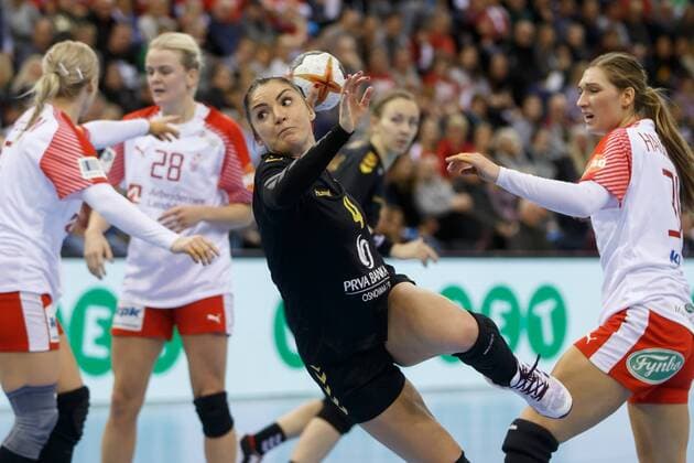 Oldenburg Niedersachsen DEU 02 12 2017 Jovanka Radicevic Mid-Montenegro Club Vardar MKD and Line Haugsted right Denmark Club Viborg HK Denmark vs Montenegro Handball Women World Cup Germany 2017 Preliminary Group C Denmark vs Montenegro Handball World Cup of Women Germany
