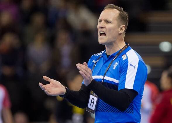 Oldenburg Niedersachsen DEU 02 12 2017 Coach Klavs Bruun Jorgensen Denmark gestured Denmark vs Montenegro Handball Womens World Cup Germany 2017 Preliminary Group C Denmark vs Montenegro Handball Womens World Cup Germany