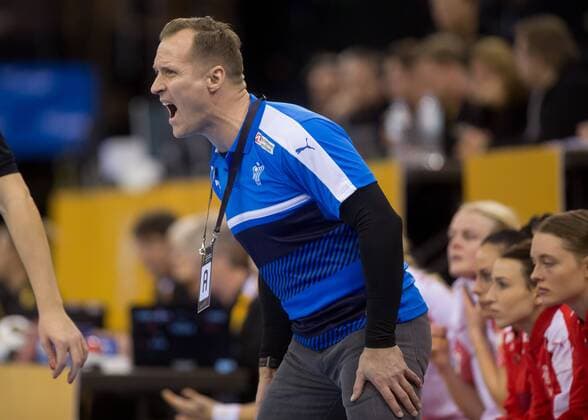 Oldenburg Niedersachsen DEU 02 12 2017 Coach Klavs Bruun Jorgensen Denmark gestured Denmark vs Montenegro Handball Womens World Cup Germany 2017 Preliminary Group C Denmark vs Montenegro Handball Womens World Cup Germany