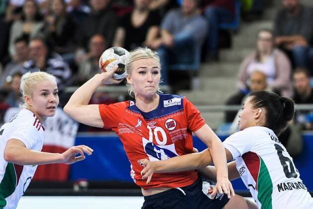 171202 Norways Stine Bredal Oftedal in the match between Norway and Hungary during the World Cups World Cup on December 2, 2017 in Bietigheim Bissingen  Copyright: CARLxSANDIN BB171202CS101