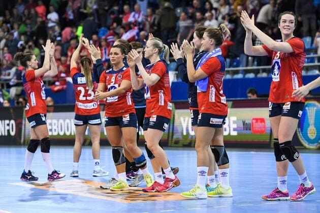 171202 Norways players thank the audience after the match between Norway and Hungary during the World Cups World Cup on December 2, 2017 in Bietigheim Bissingen  Copyright: CARLxSANDIN BB171202CS110