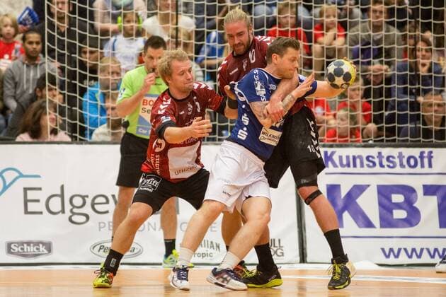 Julian Lauenroth 5 VfL Lübeck Schwartau and Rickard Akerman 10 VfL Lübeck Schwartau stubble Arnor Thor Gunnarsson 11 Bergischer HC Bergischer HC vs VfL Lübeck Schwartau Handball 2 Bundesliga 02 12 17 Solingen NRW Germany Klingenhalle Copyright: xcdnx