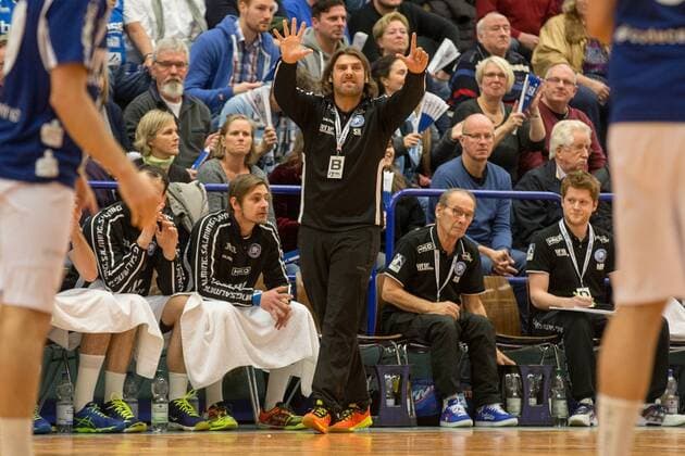 Sebastian Hinze coach Bergischer HC keeps seven fingers on the sideline Bergischer HC vs VfL Lübeck Schwartau Handball 2 Bundesliga 02 12 17 Solingen NRW Germany Klingenhalle Copyright: xcdnx