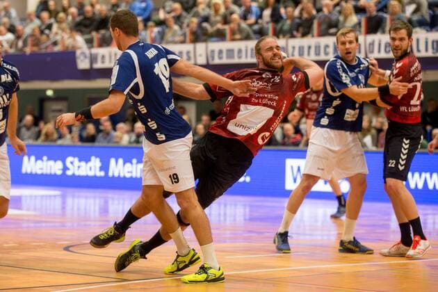 Rickard Akerman 10 VfL Lübeck Schwartau in the throw against Tomas Babak 19 Bergischer HC Bergischer HC vs VfL Lübeck Schwartau Handball 2 Bundesliga 02 12 17 Solingen NRW Germany Klingenhalle Copyright: xcdnx