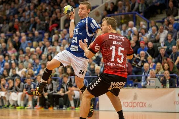 Linus Arnesson 24 Bergischer HC vs Fynn Ranke 15 VfL Lübeck Schwartau Bergischer HC vs VfL Lübeck Schwartau Handball 2 Bundesliga 02 12 17 Solingen NRW Germany Klingenhalle Copyright: xcdnx