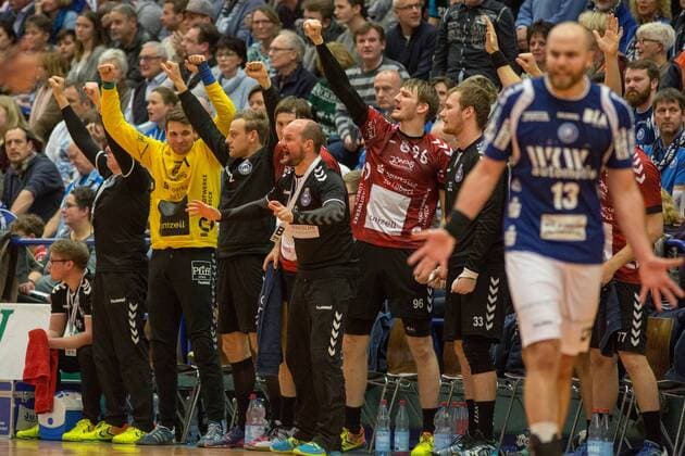 The substitute bench of VfL Lübeck Schwartau for Torge Greve Coach VfL Lübeck Schwartau cheered while Kristian Nippes 13 Bergischer HC questioningly gestures Bergischer HC vs VfL Lübeck Schwartau Handball 2 Bundesliga 02 12 17 Solingen NRW Germany Klingenhalle Copyright: xcdnx