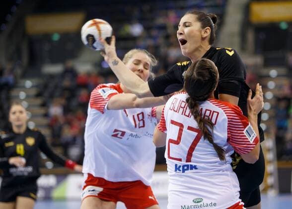 Oldenburg Niedersachsen DEU 02 12 2017 Milena Raicevic Center Montenegro Club Buducnost Louise Katharina Burgaard right Denmark Club FCM Haandbold and Line Joergensen left Denmark Club CSM Bucuresti Denmark vs Montenegro Handball Women World Cup Germany 2017 Preliminary Group C Denmark vs Montenegro Handball Women World Cup Germany