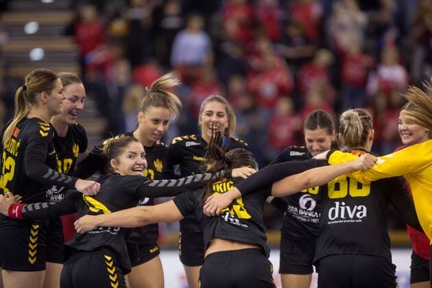 Oldenburg Niedersachsen DEU 02 12 2017 Jovanka Radicevic 3 from left Montenegro Club Vardar MKD cheers with her team after the match Denmark vs Montenegro Handball Womens World Cup Germany 2017 Preliminary Group C Denmark vs Montenegro Handball World Cup Womens Germany