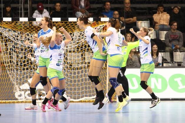 Slovenian players celebrate victory over France Slovenia vs France Handball Women World Cup 02 12 2017 Trier Copyright: xWeissx Eibner-Pressefotox EP_rws