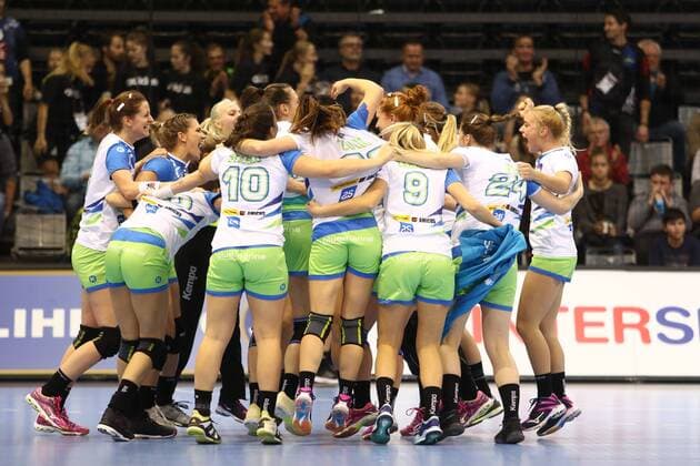 Slovenian players celebrate victory over France Slovenia vs France Handball Women World Cup 02 12 2017 Trier Copyright: xWeissx Eibner-Pressefotox EP_rws