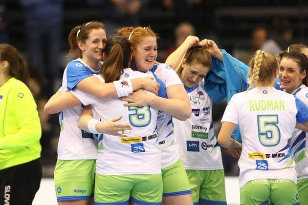 Slovenian players celebrate victory over France Slovenia vs France Handball Women World Cup 02 12 2017 Trier Copyright: xWeissx Eibner-Pressefotox EP_rws