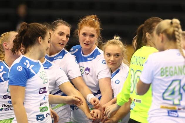 Slovenian players celebrate victory over France Slovenia vs France Handball Women World Cup 02 12 2017 Trier Copyright: xWeissx Eibner-Pressefotox EP_rws