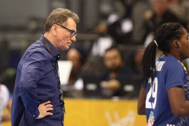 Coach Olivier Krumbholz France with hanging head Slovenia vs France Handball Women World Cup 02 12 2017 Trier Copyright: xWeissx Eibner-Pressefotox EP_rws