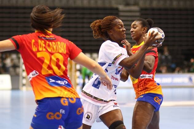 Juliana Jose Machado Angola in action with Alexandrina Cabral Barbosa Spain Spain vs Angola Handball Women World Cup 02 12 2017 Trier Copyright: xWeissx Eibner-Pressefotox EP_rws