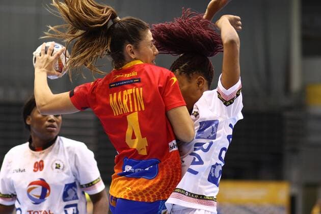 Carmen Martin Berenguer Spain in a duel with Magda Alfredo Cazanga Angola Spain vs Angola Handball Women World Cup 02 12 2017 Trier Copyright: xWeissx Eibner-Pressefotox EP_rws