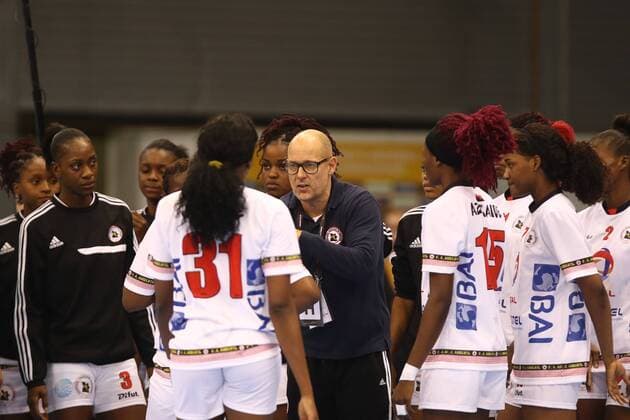 Coach Morten Soubak Angola gives tactical instructions Spain vs Angola Handball Women World Cup 02 12 2017 Trier Copyright: xWeissx Eibner-Pressefotox EP_rws