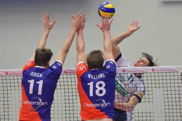 GER VBL SVG Lueneburg vs United Volleys Rhein Main 02 12 2017 Hamburg VBL SVG Lueneburg vs United Volleys Rhein Main in picture Moritz Karlitzek Rhein Main 13 and Lincoln Alexander Williams Rhein Main 18 try to prevail against Raymond Szeto Lueneburg 11 nordphoto xWitke nph00002