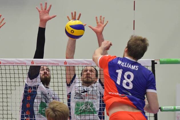 GER VBL SVG Lueneburg vs United Volleys Rhein Main 02 12 2017 Hamburg VBL SVG Lueneburg vs United Volleys Rhein Main im Bild Lincoln Alexander Williams Rhein Main 18 tries to beat Michel Schlien Lueneburg 14 and Matthias Pompe Lueneburg 10 nordphoto xWitke nph00002