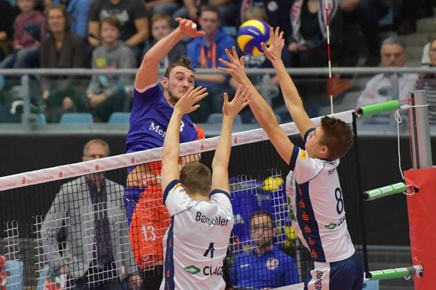 GER VBL SVG Lueneburg vs United Volleys Rhein Main 02 12 2017 Hamburg VBL SVG Lueneburg vs United Volleys Rhein Main pictured Moritz Karlitzek Rhein Main 13 tries to beat Noah Baxpoehler Baxpohler Lueneburg 04 and Adam Kocian Lueneburg 08 nordphoto xWitke nph00002