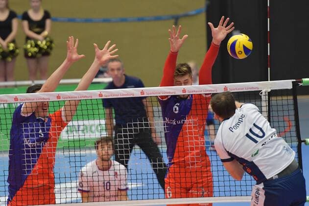 GER VBL SVG Lueneburg vs United Volleys Rhein Main 02 12 2017 Hamburg VBL SVG Lueneburg vs United Volleys Rhein Main im Bild Robert Adrian Aciobanitei Rhein Main 06 tries to beat Matthias Pompe Lueneburg 10 nordphoto xWitke nph00002