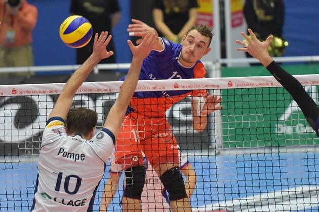 GER VBL SVG Lueneburg vs United Volleys Rhein Main 02 12 2017 Hamburg VBL SVG Lueneburg vs United Volleys Rhein Main pictured Moritz Karlitzek Rhein Main 13 tries to beat Matthias Pompe Lueneburg 10 nordphoto xWitke nph00002