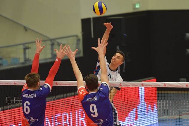 GER VBL SVG Lueneburg vs United Volleys Rhein Main 02 12 2017 Hamburg VBL SVG Lueneburg vs United Volleys Rhein Main im Bild Robert Adrian Aciobanitei Rhein Main 06 and Georg Escher Rhein Main 09 are trying to beat Ryan Sclater Lueneburg 15 nordphoto xWitke nph00002