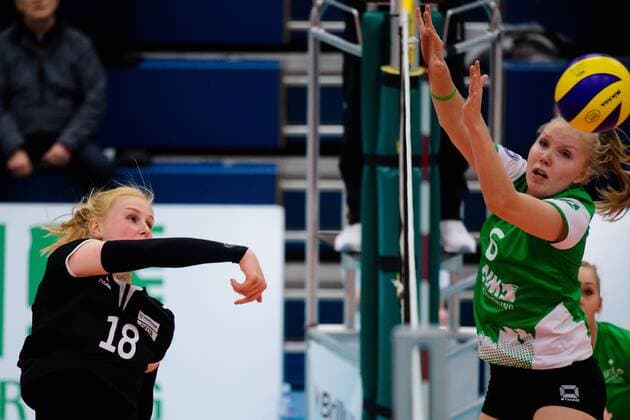 03 12 2017 Halle Berg Fidel Muenster Volleyball Bundesliga Women Regular round USC Münster Muenster vs. Red Ravens Vilsbiburg Attack Leonie Schwertmann 18 Vilsbiburg Block Roosa Laakkonen 6 Muenster