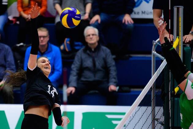 03 12 2017 Halle Berg Fidel Muenster Volleyball Bundesliga Women Normal round USC Münster Muenster vs Red Ravens Vilsbiburg Attack Lena Stigrot 14 Vilsbiburg