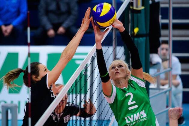 03 12 2017 Halle Berg Fidel Muenster Volleyball Bundesliga Women Regular round USC Münster Muenster vs Red Ravens Vilsbiburg Block Jennifer Pettke 15 Vilsbiburg Play Mareike Hindriksen 2 Muenster