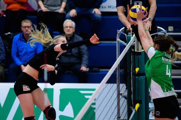 03 12 2017 Halle Berg Fidel Muenster Volleyball Bundesliga Women Normal round USC Münster Muenster vs Red Ravens Vilsbiburg Attack Laura Künzler Kuenzler 5 Vilsbiburg Block Juliet Lohuis 4 Muenster