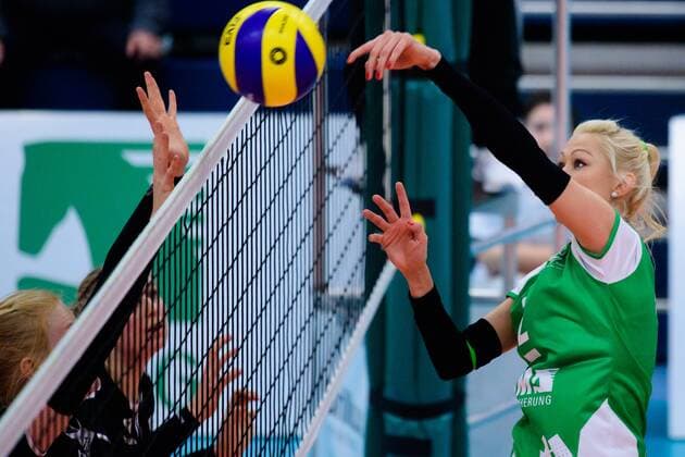03 12 2017 Halle Berg Fidel Muenster Volleyball Bundesliga Women Normal round USC Münster Muenster vs Red Ravens Vilsbiburg Feint Trick Mareike Hindriksen 2 Muenster