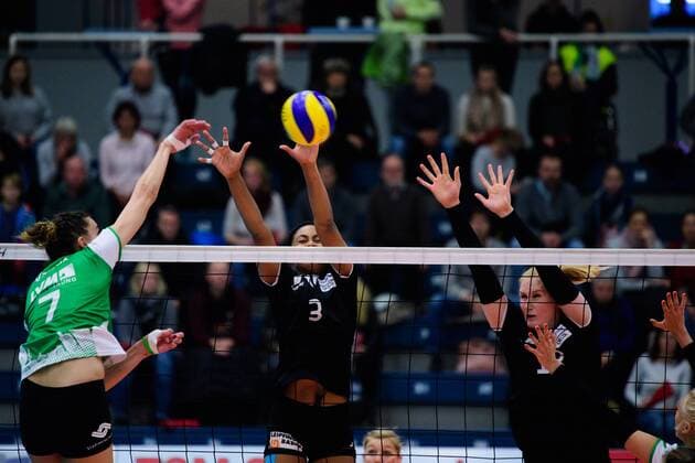 03 12 2017 Halle Berg Fidel Muenster Volleyball Bundesliga Women Regular round USC Münster Muenster vs. Red Ravens Vilsbiburg Attack Ivana Vanjak 7 Muenster Block Double Block Dayana Patricia Segovia elles 3 Vilsbiburg Leonie Schwertmann 18 Vilsbiburg